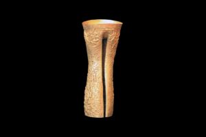 Luigi Sandi: Calice fessurato, 1984 - rame battuto - cm 8x28