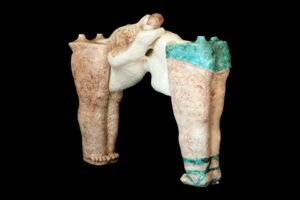 Luigi Sandi: Gli innamorati, 1985 - ceramica smaltata - cm 60x58x20