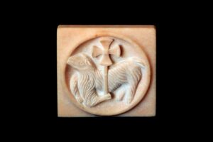 Luigi Sandi: Agnus dei, 1998 - marmo rosa portogallo - 20x20x3