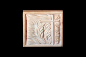 Luigi Sandi: Crocifisso con sfondo fiammato, - marmo rosa portogallo, cm 20x20x3