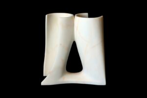 Luigi Sandi: La leggerezza del peso, 2020/21 - marmo di Carrara - cm 37x39x16