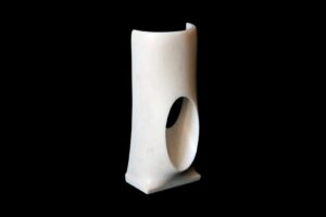 Luigi Sandi: Attraverso, 2014 - marmo rosa portogallo - cm 39x16x10